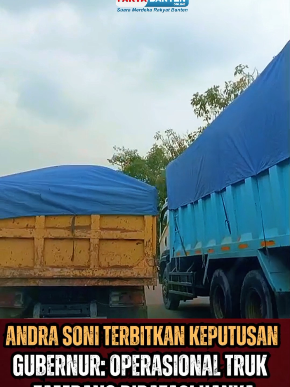Andra Soni Terbitkan Keputusan Gubernur: Operasional Truk Tambang Dibatasi Hanya Jam 10 Malam Sampai 5 Pagi SERANG - Jam operasional dan jalur lalu lintas truk tambang di Jalan Arteri di wilayah Provinsi Banten mulai saat ini dibatasi, hanya boleh melintas pukul 22.00 sampai dengan 05.00 WIB setiap harinya.  Hal ini tertuang dalam Keputusan Gubernur (Kepgub) Banten No 567 Tahun 2025 tentang Pembatasan Jam Operasional dan Jalur Lalu Lintas Kendaraan Angkutan Tambang Mineral Bukan Logam dan Batuan. Aturan yang diteken oleh Gubernur Banten Andra Soni pada hari Selasa (28/10/2025) itu, merupakan jawaban atas aspirasi masyarakat akan sejumlah keluhan, mengenai truk over dimension dan over load (muatan) alias ODOL yang kerapkali menyebabkan macet, debu, dan kerusakan jalan yang menganggu aktivitas warga. Selain pembatasan waktu lintas truk tambang, Pemprov Banten juga menetapkan sejumlah jalur mana saja yang boleh dilalui oleh truk tersebut.  Terkait pengawasan, bakal dilakukan oleh Dinas Perhubungan bersama Kepolisian, TNI, serta pemerintah daerah.  Adapun untuk sanksi yang dikenakan bagi pelanggar, mengikuti peraturan perundang-undangan yang berlaku. Seperti untuk pelanggaran di jalan provinsi, diberlakukan Peraturan Daerah (Perda) Nomor 8 Tahun 2013 Pasal 138 dengan pidana paling lama enam bulan atau denda maksimal Rp50 juta.  Kemudian untuk pelanggaran di jalan nasional, maka dikenakan sanksi UU 22/2009 tentang Lalu Lintas dan Angkutan Jalan. Andra mengimbau agar para pelaku usaha tambang dan operator angkutan tidak melebihi kapasitas muatan dan memastikan kendaraan bersih dari tanah dan lumpur. Andra berharap, kebijakan ini meningkatkan keselamatan jalan, menekan kemacetan, sekaligus memperkuat tata kelola angkutan tambang yang tertib dan berkelanjutan di seluruh Banten.  : Ajo / Fakta Banten Baca selengkapnya di faktabanten.co.id #andrasoni #gubernur #overload #berita #viral 