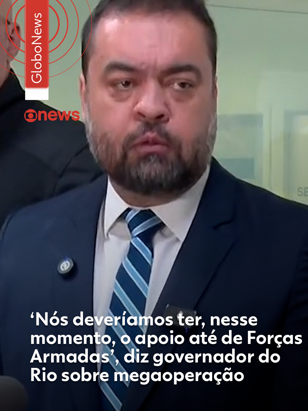 Rio de Janeiro - Pelo menos 20 pessoas morreram e 56 foram presas nesta terça-feira (28) em uma megaoperação nos complexos do Alemão e da Penha, na Zona Norte do Rio de Janeiro, contra o Comando Vermelho (CV), a maior facção criminosa do estado. Traficantes reagiram a tiros e com barricadas em chamas. Um vídeo (veja acima) mostra quase A TV Globo apurou que entre os mortos há 18 suspeitos e 2 policiais. Em entrevista coletiva, o governador Claudio Castro (PL) deu detalhes sobre operação contra facção e disse que precisa de mais apoio do governo federal. Clique em 'leia o artigo' para ler a reportagem completa. #RiodeJaneiro #ClaudioCastro #g1local #g1 #tiktoknotícias