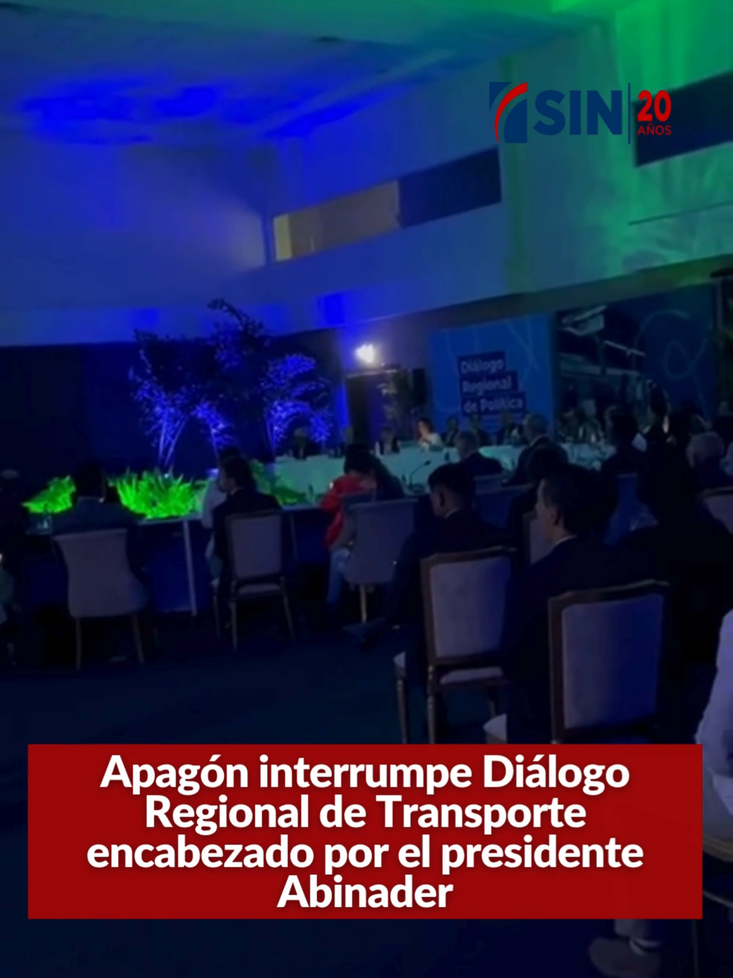 Apagón paraliza Diálogo Regional de Políticas de Transporte por más de 45 segundos. La actividad es encabezada por el presidente Luis Abinader y se lleva acabo en el Centro de Convenciones del Ministerio de Relaciones Exteriores. Más detalles en nuestro periódico www.noticiassin.com