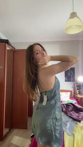 hala o bordo elbiseyi hangi kafayla aldigimi sorguluyorum