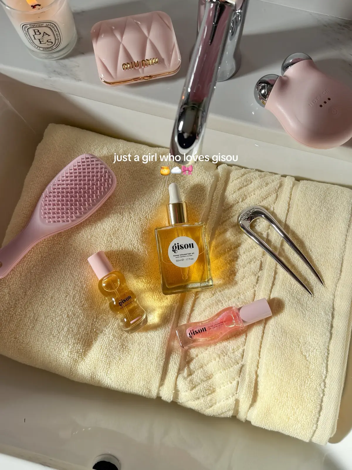 Gisou mini perfume is the cutest and love having one in my bag at all times 🥰 #gisou #girlythings #viralbeauty #BeautyTok #aestheticedits  