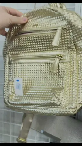 I don’t know how I managed this but something in my body literally was like “you have to go thrifting, NOW” and I just said “screw it” and I listened. And the finds? Well; you’ll see  #thrift #thrifting 