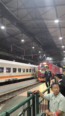 Si merah keluar kandang tandanya🫠   #keretaapi #semarang #railfansindonesia #fyp #keretaapikita 