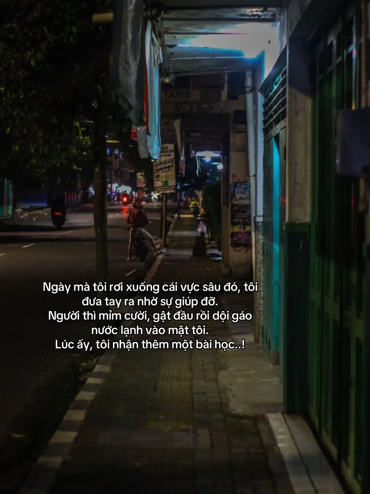 Ngày mà tôi rơi xuống cái vực sâu đó, tôi đưa tay ra nhờ sự giúp đỡ. Người thì mỉm cười, gật đầu rồi dội gáo nước lạnh vào mặt tôi. Lúc ấy, tôi nhận thêm một bài học..!🚬 #_5thg4 #2007🚬 