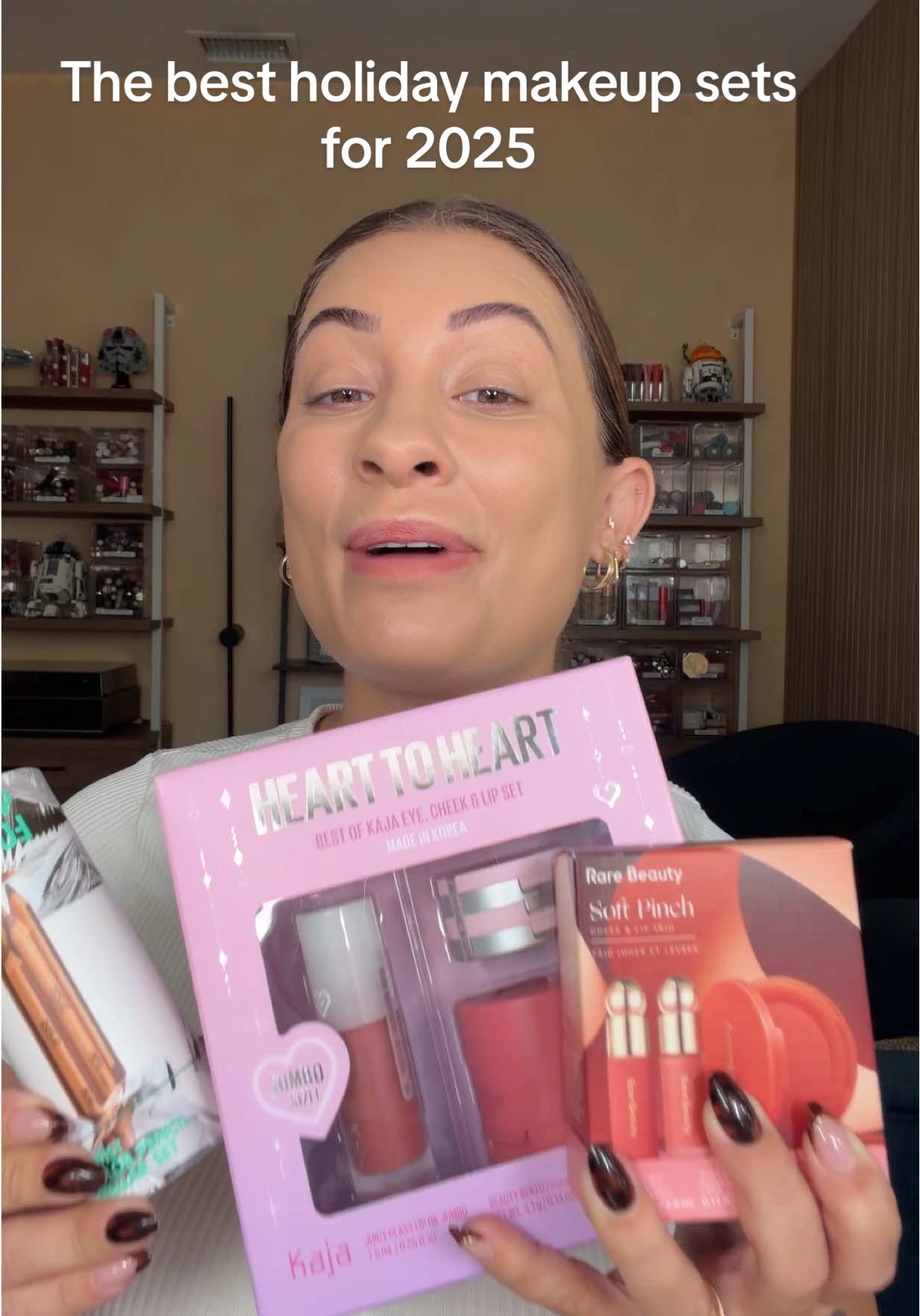 L et’s do our makeup with some of my favorite 2025 holiday kits 🎅🏼🎄  @Kaja Beauty juicy crush set & heart to heart set  @Rare Beauty lash & brow set and soft pinch set  @MakeUpForEverUSA artist color stellar set  @Sol de Janeiro mist & mingle set  #holidaysets #holidaymakeup #holidaymakeupsets 