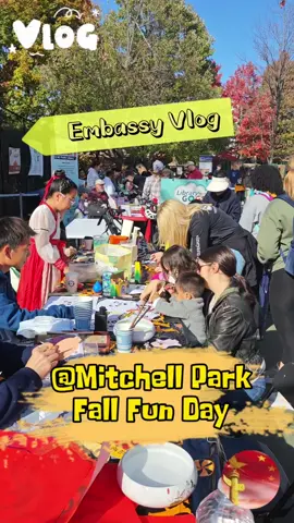 #EmbassyVlog: Our Embassy @Mitchell Park Fall Fun Day!🍂🎃🎁 On Sunday, we participated in this year's #FallFunDay and presented 🔖#Chinese calligraphy, 🐼#panda-themed coloring and beading, as well as a 👩🏻‍🎤face-painting program! Glad to see so many American friends are interested in #ChinaTravel and . China's door is always widely open📍🧳🥰