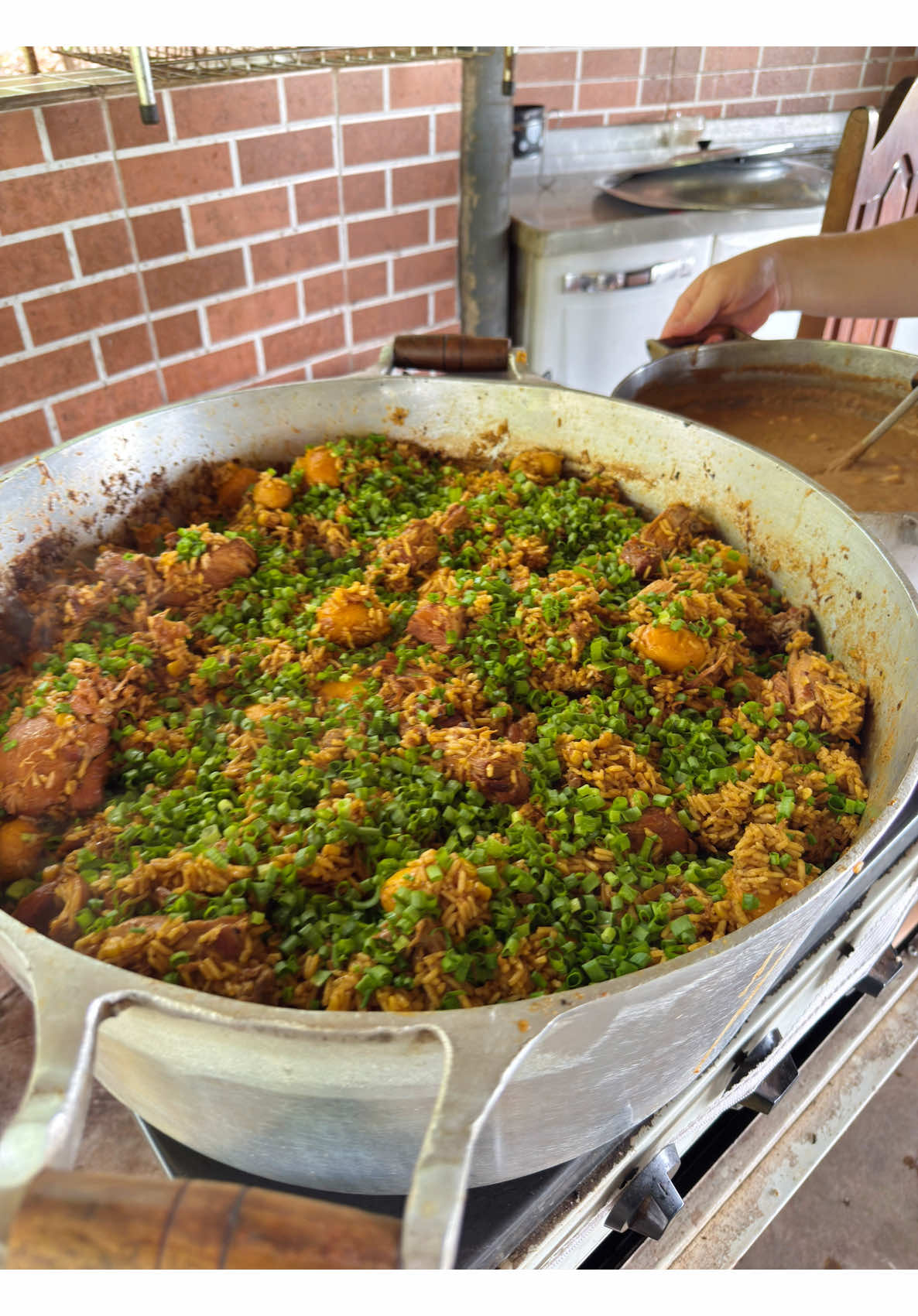 Almoço goiano em família, com uma panelada de arroz com pequi e milho e bolo de cenoura pro lanche. Muita conversa boa, risadas e memórias que ficam pra sempre. 💛