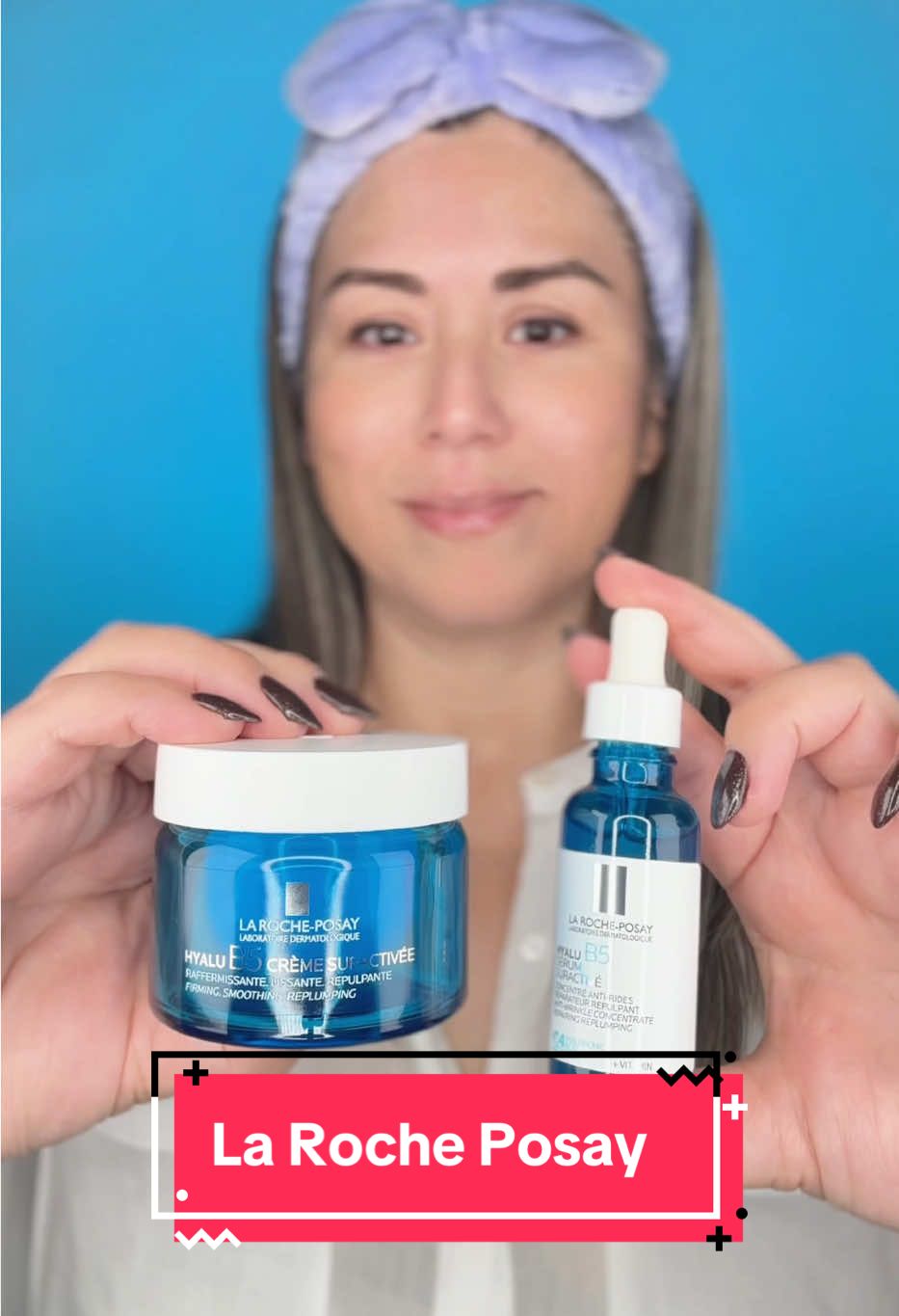 💧 El combo que necesita tu piel: Hyalu B5 Sérum + Hyalu B5 Crema de @La Roche-Posay  Dos productos que se complementan a la perfección para devolverle a la piel firmeza, hidratación y ese aspecto saludable que tanto buscamos. 🔹 𝐇𝐲𝐚𝐥𝐮 𝐁𝟓 𝐒𝐞𝐫𝐮𝐦  Su textura ligera se absorbe enseguida y deja la piel con un efecto relleno inmediato.  Combina 4 tipos de ácido hialurónico con la tecnología patentada HyaluLock, para mantener la hidratación durante horas y reducir líneas finas desde la primera semana.  Además, contiene vitamina B5, que calma y ayuda a reparar la barrera cutánea. 🔹 𝐇𝐲𝐚𝐥𝐮 𝐁𝟓 𝐂𝐫𝐞𝐦𝐚  La crema potencia los efectos del sérum sellando la hidratación y dejando una sensación confortable.  Su textura es cremosa, pero nada pesada, ideal para usar de día o de noche.  Gracias al ácido hialurónico, la vitamina B5 y madecassoside, la piel se nota más firme, suave y protegida frente a la deshidratación. Después de unos días de uso, noto la piel más elástica, con un brillo natural y mucho más fresca 💙 💭 ¿Tú también usas ácido hialurónico en tu rutina diaria? ¿Probarías esta línea Hyalu B5 de La Roche Posay? Te leo 👀 Un besito 😘 . . . . . . . . . #hyalub5xlorealistar #lorealistar #publi #LaRochePosay #hyalub5 