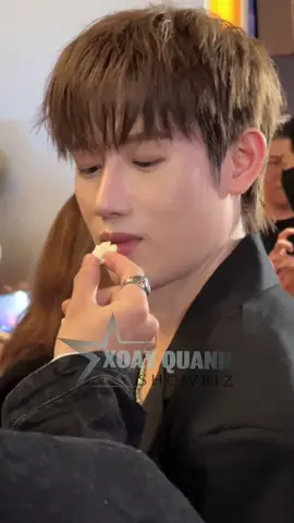 Tình bể bình trước khoảnh khắc Đoàn Thế Vinh đút bắp cho Hồ Đông Quan tại họp báo công chiếu phim Phá Đám Sinh Nhật Mẹ #xoayquanhshowbiz #phadamsinhnhatme #hodongquan #doanthevinh 