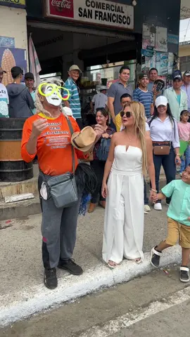 Me encontré con una Barbie #manabi #barbie #emociones #comedia #streetart 