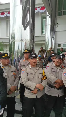 Aliansi Masyarakat Kutai Timur unjuk rasa di depan Kantor DPRD dan Kantor Bupati Kutim. Mereka sampaikan 13 tuntutan. Bupati Kutim Ardiansyah Sulaiman didampingi Wakil Bupati Kutim Mahyunadi serta Ketua DPRD Kutim, Jimmi menemui langsung para pengunjuk rasa.