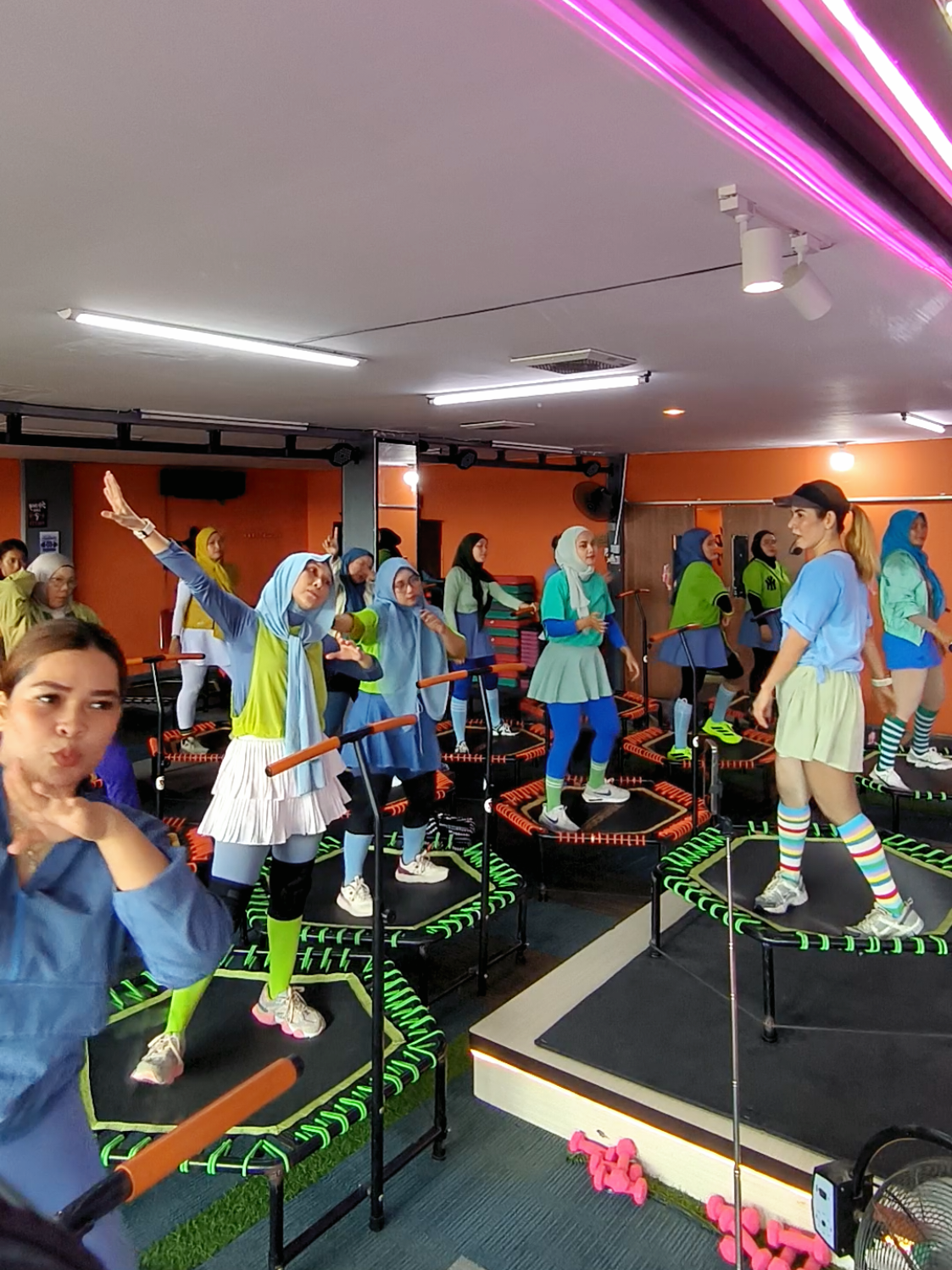 senam trampoline se-seru ini masih aja ada yg nyinyirin NORAK Kalau ga suka tinggal SKIP aja susah amat mbak 😏 