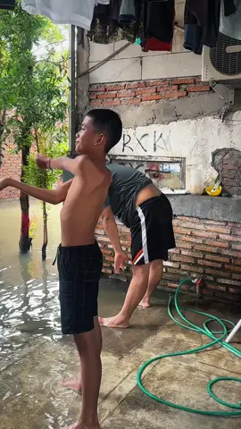 Tlogosari river tubing🤣#wisatasemarang #banjir #banjirsemarang #tlogosari 