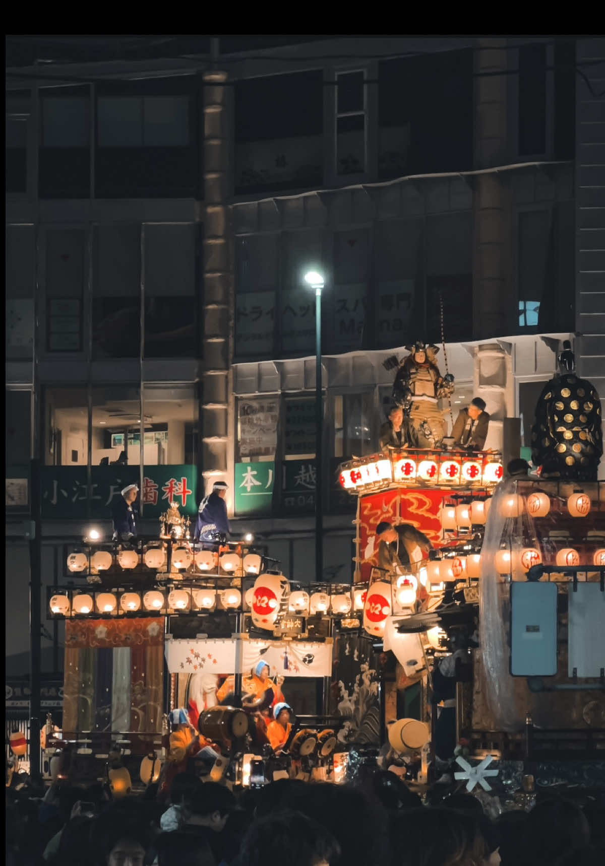 普通の人は「お金をどう使うか」で悩む。 服、旅行、コーヒー、家賃… “今の生活”の中でお金を回していく。 でも富裕層は違う。 彼らはまず 「お金をどこに置くか」 を考える。 同じ100万円でも、 ・どの口座に置くか ・どの国の通貨にするか ・どの金融機関を使うか で、将来の価値がまるで変わる。 富裕層にとって「銀行口座」はただの保管場所じゃない。 スタート地点であり、戦略そのもの。 	•	銀行によって金利が違う 	•	国によって税制度が違う 	•	通貨によって価値の動きが違う だから彼らは「とりあえず近くの銀行」で口座を作らない。 人生の設計に合わせて、置く場所を選ぶ。 お金は「どこに置くか」で増えもするし、減りもする。 実は 銀行口座ひとつで人生が変わる のは、そういう理由。 これは脱税とか裏ワザとかじゃなくて、 ただ ルールを知って使うかどうか の差。 もし今あなたが考えているのが 「どう使うか」だけなら、 今日から少しだけ視点を変えてみてほしい。 “お金を置く場所” を意識すること。 それだけで、未来の選択肢が増える。 「稼ぐ力」も大事。 でもそれと同じくらい大事なのは、 ”お金を動かす力”。 ここから人生のマップが変わっていく。
