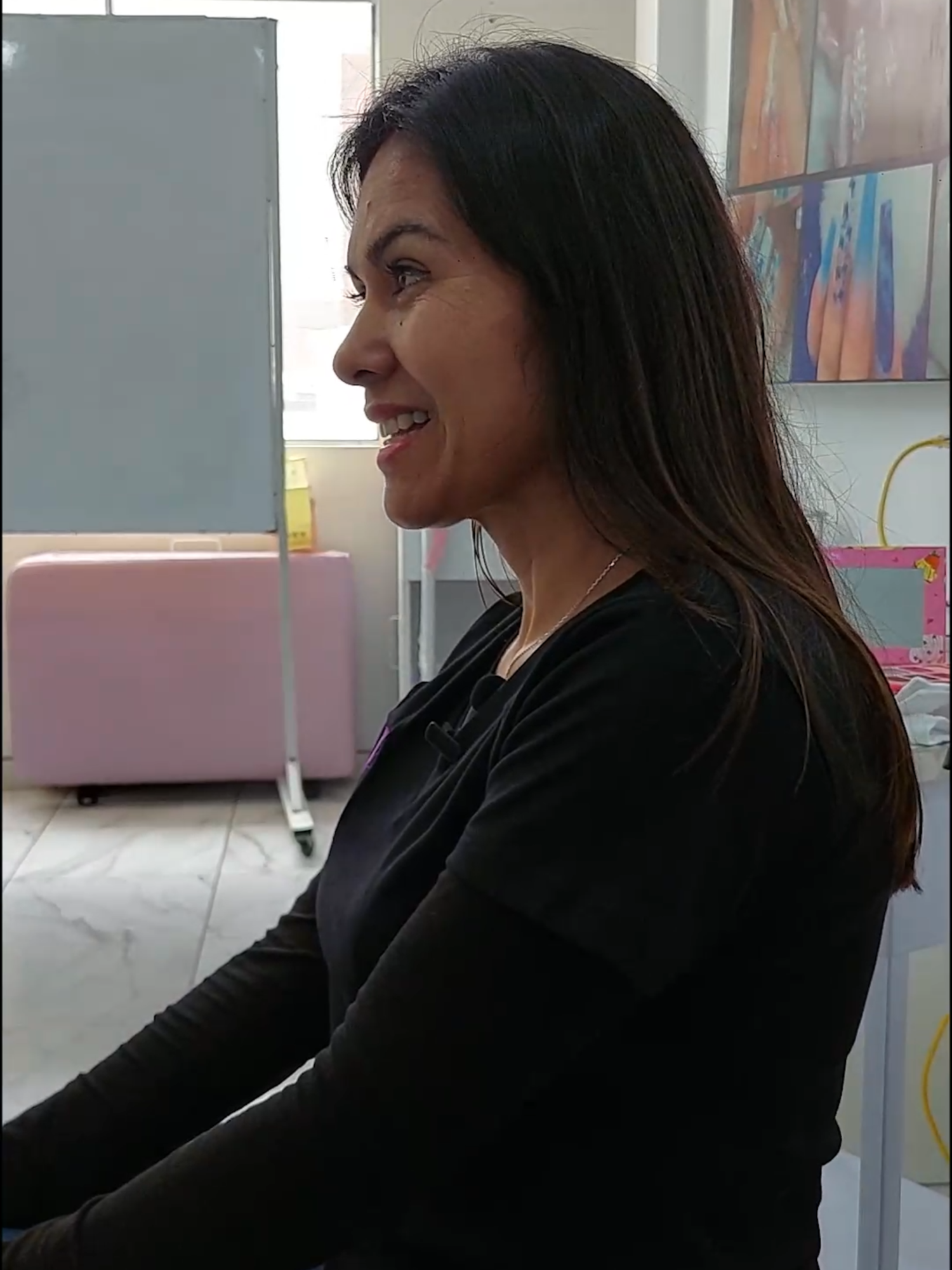 🌟 ¡𝐓𝐫𝐚𝐧𝐬𝐟𝐨𝐫𝐦𝐚 𝐭𝐮 𝐩𝐚𝐬𝐢𝐨́𝐧 𝐞𝐧 𝐭𝐮 𝐩𝐫𝐨𝐟𝐞𝐬𝐢𝐨́𝐧❗ 🌟 En 𝐒𝐤𝐲 𝐁𝐞𝐥𝐥 creemos que todos los sueños son alcanzables cuando decides dar el primer paso. 💪✨ Escucha el testimonio de una de nuestras alumnas que hoy vive de lo que ama… ¡y recuerda que tú también puedes lograrlo! 💖 🎨 𝐀𝐩𝐫𝐞𝐧𝐝𝐞 𝐜𝐨𝐧 𝐧𝐮𝐞𝐬𝐭𝐫𝐨𝐬 𝐜𝐮𝐫𝐬𝐨𝐬: ✅ Maquillaje artístico y social ✅ Sistema de uñas ✅ Pedicure y Pedigel ✅ Corte, cepillado y planchado ✅ Peinados, alisados y colorimetría ✅ Lashismo (cejas, pestañas, henna y más) ✅ Tratamientos capilares y faciales ✅ Diseño de trenzas con extensiones 📍 𝐔𝐛𝐢𝐜𝐚𝐜𝐢𝐨́𝐧: Lurigancho – Chosica Urb. San Antonio de Carapongo, Calle 18 Mz A1 Lt 18 📲 ¡𝐂𝐮𝐩𝐨𝐬 𝐥𝐢𝐦𝐢𝐭𝐚𝐝𝐨𝐬❗ 𝐄𝐬𝐜𝐫𝐢́𝐛𝐞𝐧𝐨𝐬 𝐚𝐡𝐨𝐫𝐚 𝐲 𝐞𝐦𝐩𝐢𝐞𝐳𝐚 𝐚 𝐜𝐨𝐧𝐬𝐭𝐫𝐮𝐢𝐫 𝐭𝐮 𝐟𝐮𝐭𝐮𝐫𝐨: 📞 𝟗𝟖𝟗 𝟕𝟗𝟖 𝟏𝟓𝟕 | 𝟗𝟓𝟗 𝟑𝟒𝟐 𝟒𝟐𝟗 💅 𝑺𝒌𝒚 𝑩𝒆𝒍𝒍 – 𝑫𝒐𝒏𝒅𝒆 𝒍𝒐𝒔 𝒔𝒖𝒆𝒏̃𝒐𝒔 𝒔𝒆 𝒗𝒖𝒆𝒍𝒗𝒆𝒏 𝒑𝒓𝒐𝒇𝒆𝒔𝒊𝒐́𝒏. #Testimoniodealumnas #fypシ゚ #escueladecosmetologia #arteybelleza #Carapongo #Skybell