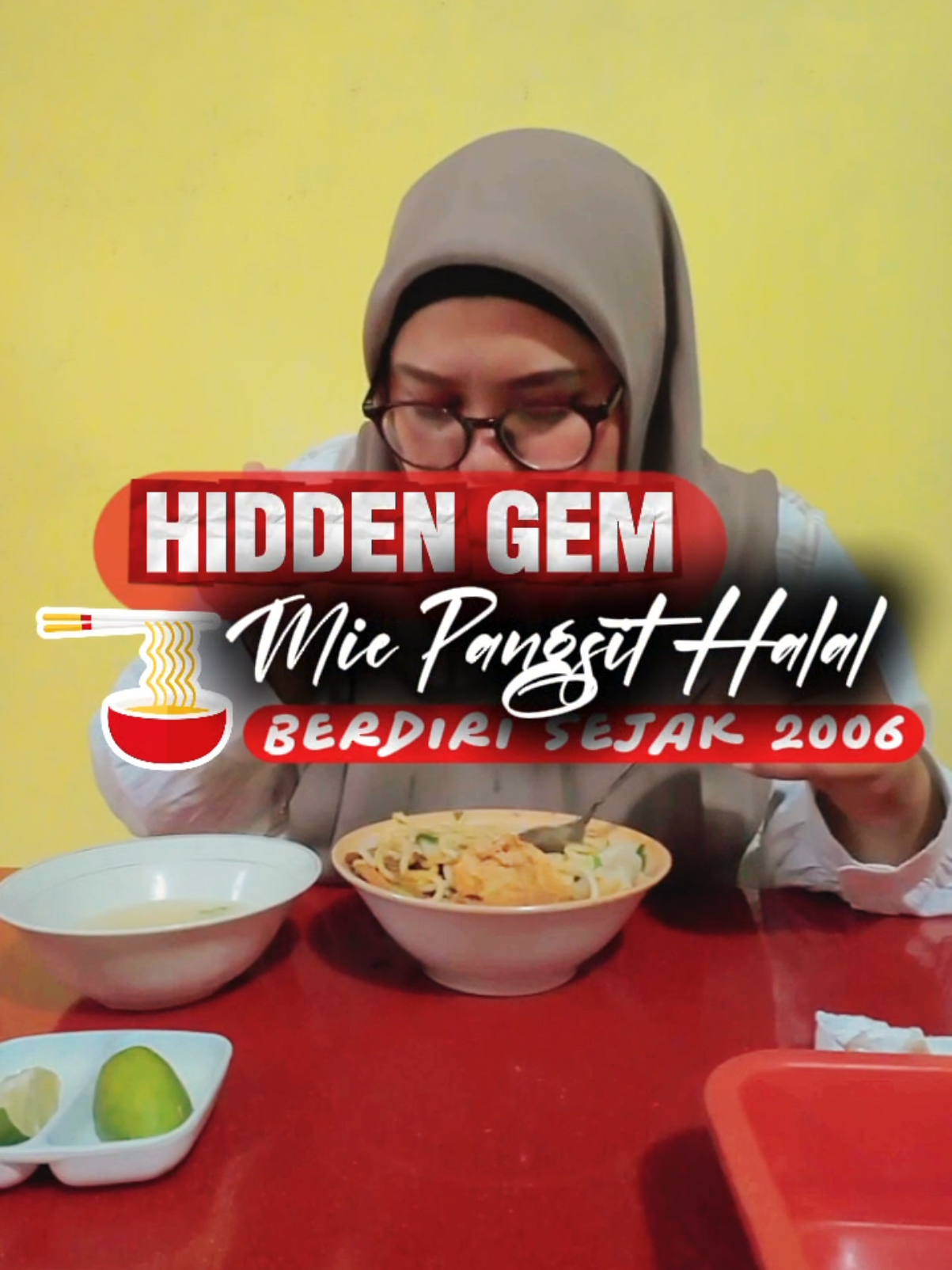 Hidden gem mie pangsit halal legend sejak 2006 di Baubau! 🍜 Abis kulineran, lanjut stay di RedDoorz @Bravo Hotel — nyaman, bersih, ada rooftop-nya juga! 🌇 Pakai kode promo YUKNGINEP di aplikasi RedDoorz! ❤️ #RedTravelers #BukaSemuaPintu #RedDoorz #staycationbaubau #KulinerBaubau 