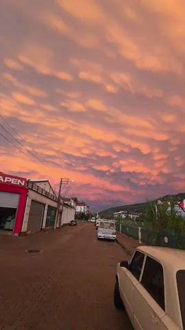 Fethiye semalarında nadir görüntü: Mammatus bulutları