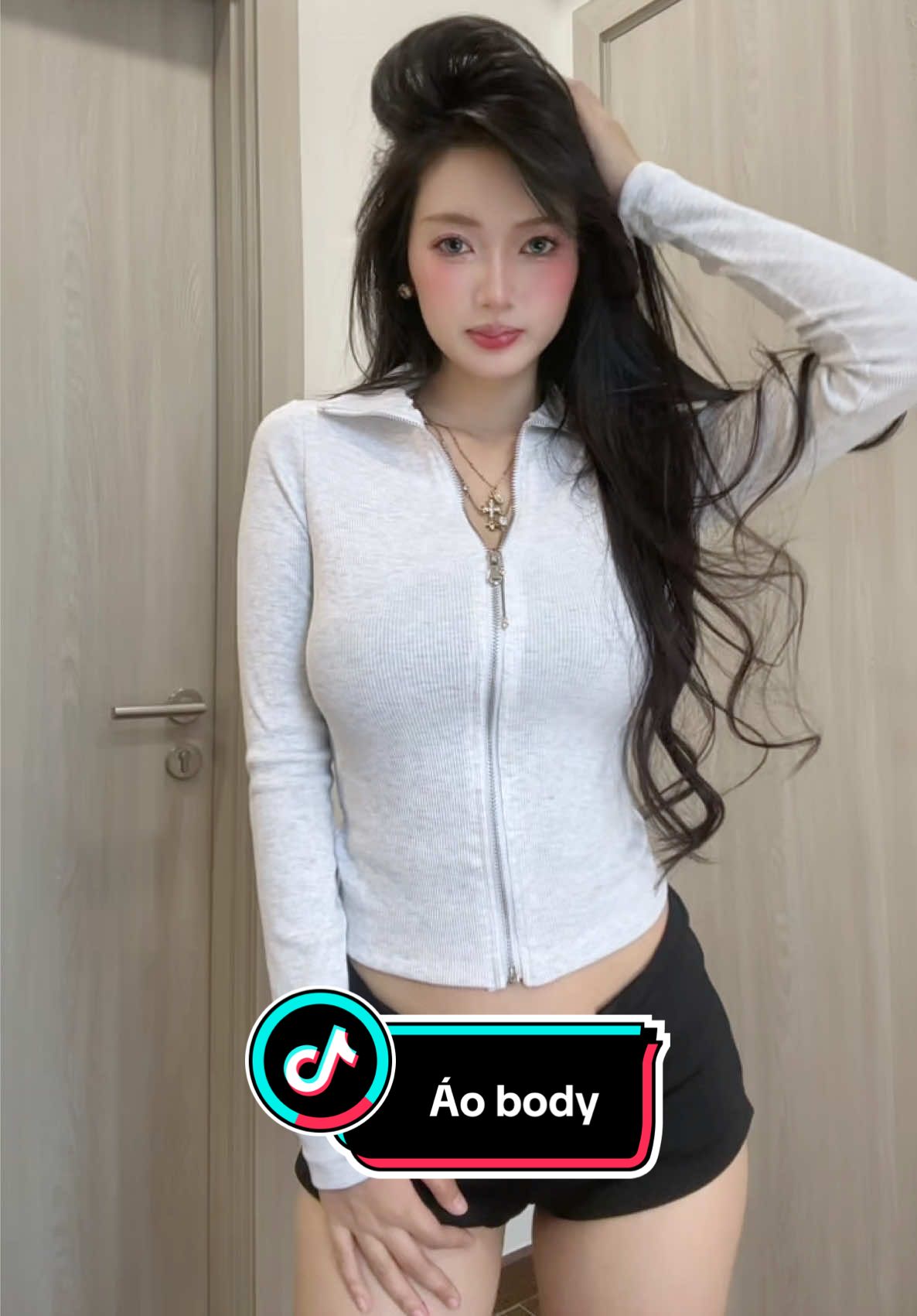 Form đỉnh điên, mà giá hạt dẻ#tiktokthoitrang #viral #fyp #outfitideas #xuhuong 