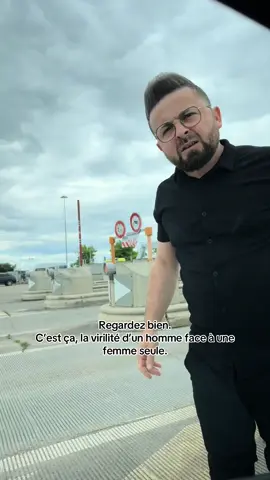 J'étais dans la file du péage, seule dans ma voiture. Lui était deux voitures derrière moi mais alterné entre la file de droite et de gauche pour essayer de gagner du temps. Finalement, il a forcé le passage en doublant tout le monde pour s’insérer devant moi alors qu’il n’y avait pas de place.  J'ai klaxonné car je voyais bien qu’il allait percuter ma voiture, voyant l’absence de savoir vivre de l’individu j’ai préféré reculer pour préserver ma voiture.  Mais mon klaxon ne lui a pas plu. Il est sorti de sa voiture, en pleine voie, juste pour me menacer. Heureusement ma voiture été verrouillé, et il s’est vite calmé en voyant que je filme. Ensuite il m’a filmé à son tour en me narguant. J’ai pensé que c’était terminé, mais non. Après le péage, il m’as attendu 500 m plus loin sur l’autoroute complètement à l’arrêt sur la voie du milieu. Il a attendu que je m’approche pour me forcer à me prendre la barrière et me causer un accident. Je ne sais pas si vous vous rendez compte de la violence et de la dangerosité de ses actes qui auraient pu me coûter la vie. heureusement, j’ai eu les bons réflexes et j’ai réussi à échapper de justesse à cet accident.  Ce n'est pas une histoire de klaxon. C'est l'histoire d'un homme qui n'a pas supporté qu'une femme seule lui dise 