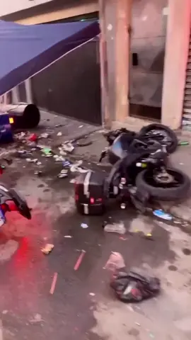 📰 Participantes de baile funk fogem da PM e abandonam motos na Zona Sul de SP! 🚔 Uma operação da Polícia Militar para coibir um baile funk na região do Jabaquara, Zona Sul de São Paulo, apreendeu dezenas de motos que ficaram jogadas na rua na madrugada do domingo. 🗣️ Segundo integrantes do 27º Batalhão de Polícia Militar Metropolitana, ao perceberem a chegada da polícia para dispersar o encontro e acabar com o som alto na frente de uma adega que incomodava a vizinhança, os participantes do baile fugiram e deixaram 26 motos para trás. Havia queixa de roubo contra uma delas. 🎥 Pelas imagens, é possível ver que algumas motos estavam, inclusive, ligadas quando os policiais se aproximaram. ✔️ As 26 motos que estavam abandonadas no local e mais dois carros foram removidos do local, multados e enviados para o pátio da polícia. 🚔 A PM disse, nas redes sociais, que o objetivo da operação foi “coibir crimes de perturbação do sossego, aglomerações ilegais e direção perigosa”.