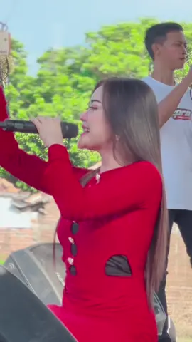 Assek lho #tiaraamora #arabellamusic #biduandangdut #viralvideo @tiaraamorraaa2 @ARABELLA_MUSIC 