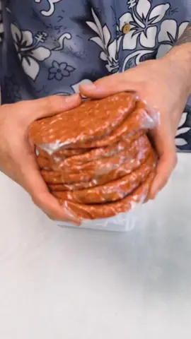 🍔 همبرگر نیمه‌ آماده‌ی خونگی 🔴 هیچ چیزی خوشحال‌کننده‌تر از این نیست که بدون فست‌فود بیرون، خودت یه برگر خوشمزه و سالم درست کنی 😋 همون عطر و طعم دل‌خواه، بدون مواد نگهدارنده و پر از عشق خونگی ❤️ مواد لازم: گوشت چرخ‌کرده (۸۰٪ گوساله، ۲۰٪ چربی) – ۵۰۰ گرم پیاز رنده و آب‌گرفته – ۱ عدد سس خردل – ۱ قاشق غذاخوری پودر سیر – ۱ قاشق چای‌خوری پودر پیاز – ۱ قاشق چای‌خوری نمک – ۱ قاشق چای‌خوری فلفل سیاه – ۱ قاشق چای‌خوری پاپریکا – ۱ قاشق چای‌خوری ظرف فریزری برای نگهداری ❄️ یه ترکیب ساده، سالم و خوش‌عطر برای همبرگرهایی که همیشه آماده‌ان تا دل‌چسب‌ترین وعده‌ت رو بسازن 😍 #همبرگر_خانگی #آشپزی_خونگی #غذای_خونگی #فست_فود_سالم #خوشمزه 