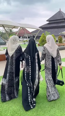 Pecinta gamis twill wajib sihh chekout motif cleopatra, abaya hitam, sama raya series 1 simpleee tapi motifnya superrr mewahh poll 😍🔥#gamis #gamistwill #gamistwillori 