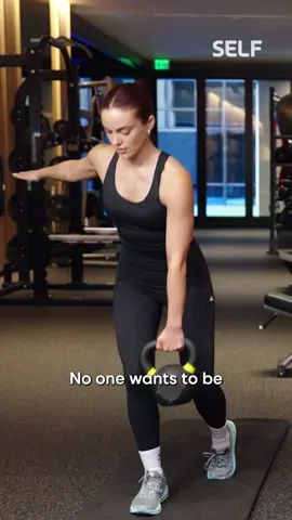 When you don't have kettlebells nearby, sometimes a wine bottle will have to do 🏋️‍♀️ Head to the link in bio to watch #camimendes and her trainer take us through her current workout routine.