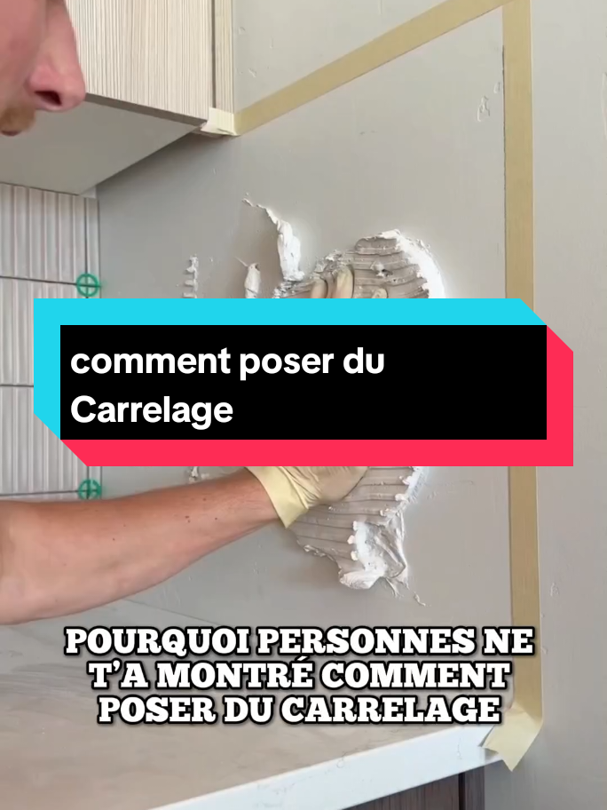 Cette technique change tout dans la pose de carrelage. Résultat : un mur digne d’un pro 🔥 #RénovationMaison #AstuceTravaux #PoseCarrelage #CuisineModerne #avantapres 