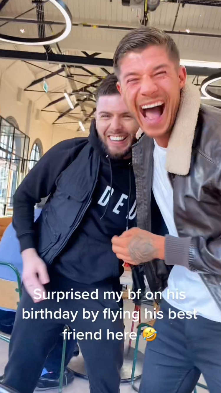 The Moment My Best Friend Saw Me Again🥹#SurpriseReunion #BestFriend #BackHome #FamilyLove #Surprise 