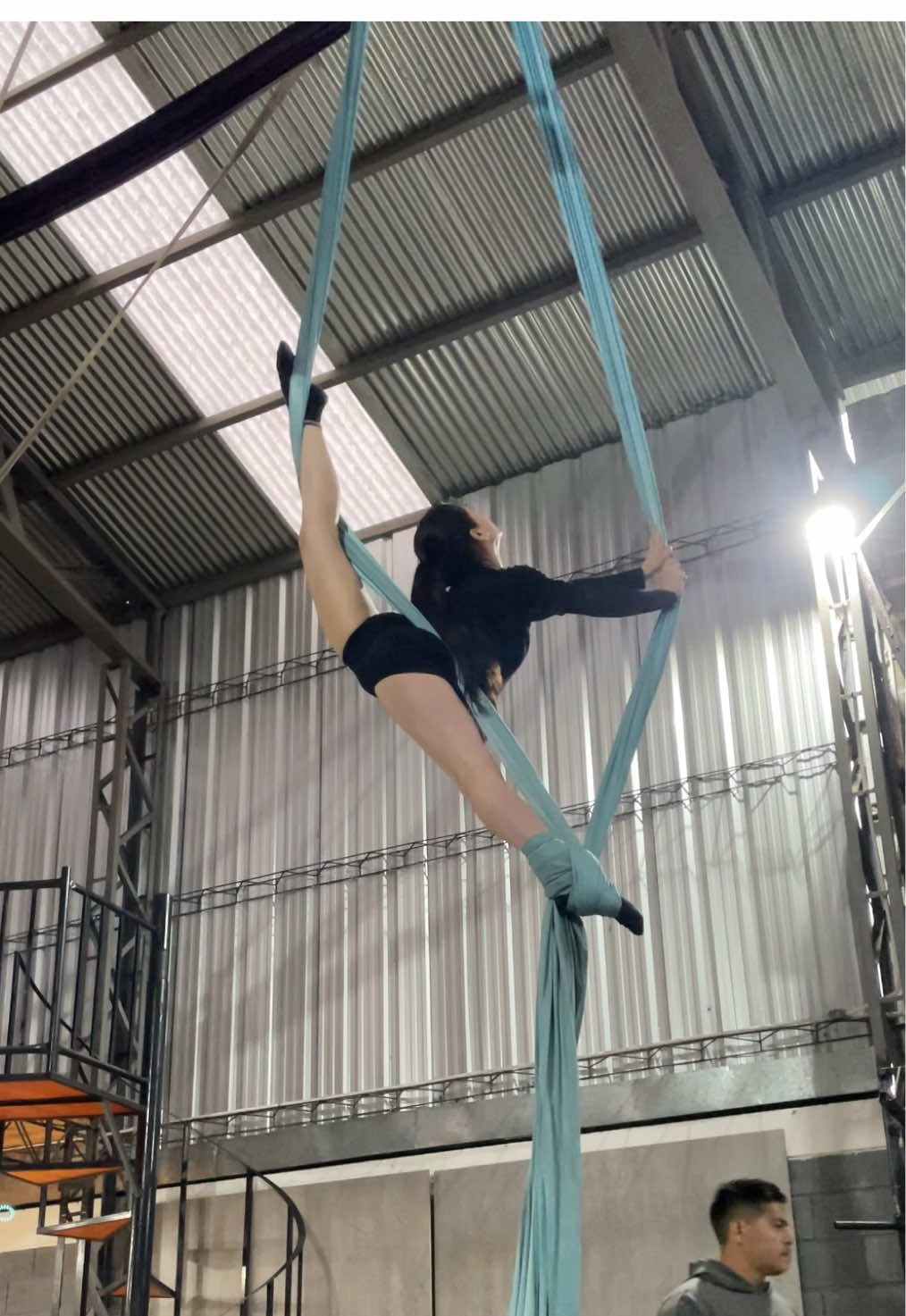 aquí volviendo de a poco a la tela 💆🏻‍♀️🤍 #aerialsilk #acrotela #acrobaciasaereas #aereal #acrobatics 