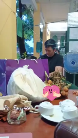 Ngồi ăn quả vải , uống chén trà, nhâm nhi câu chuyện chứ nhỉ! 😍