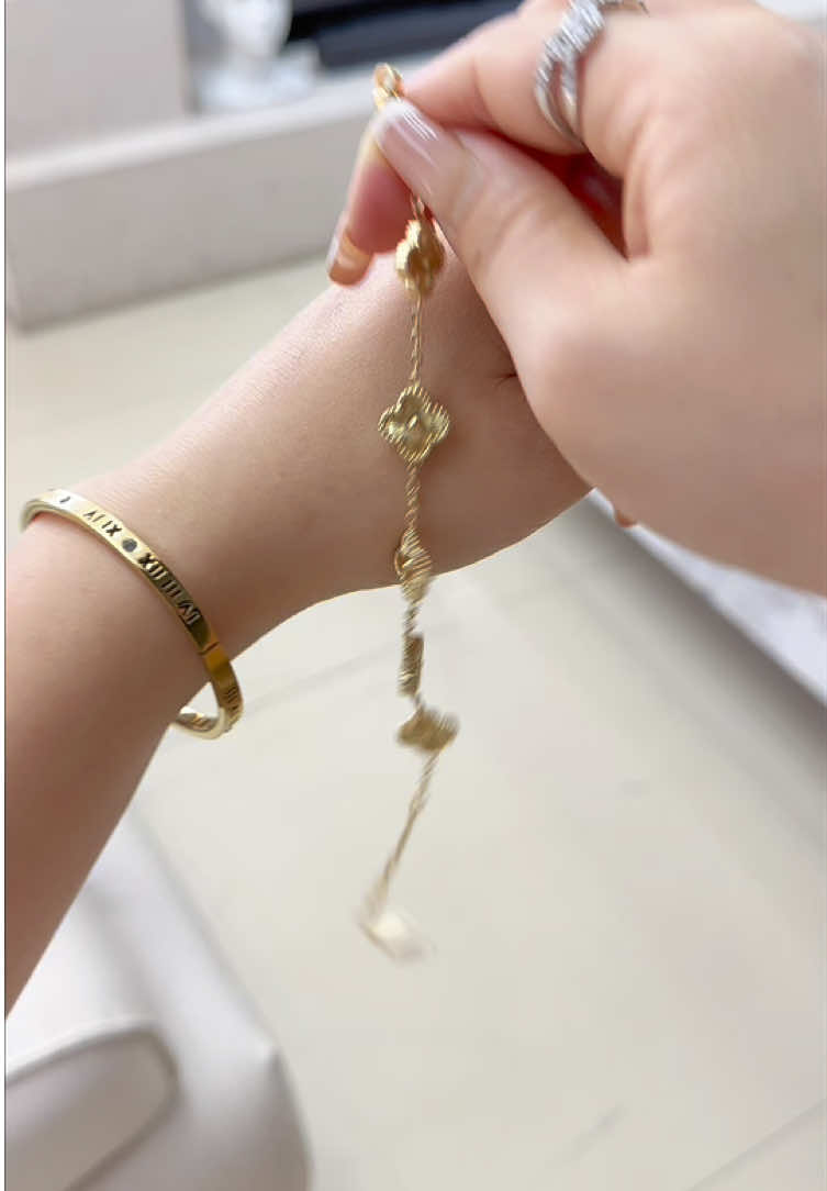 Get your bracelet on in 5 seconds#jewelry #jewelrytools #bracelettool #longnailproblems #tiktokmademebuyit 