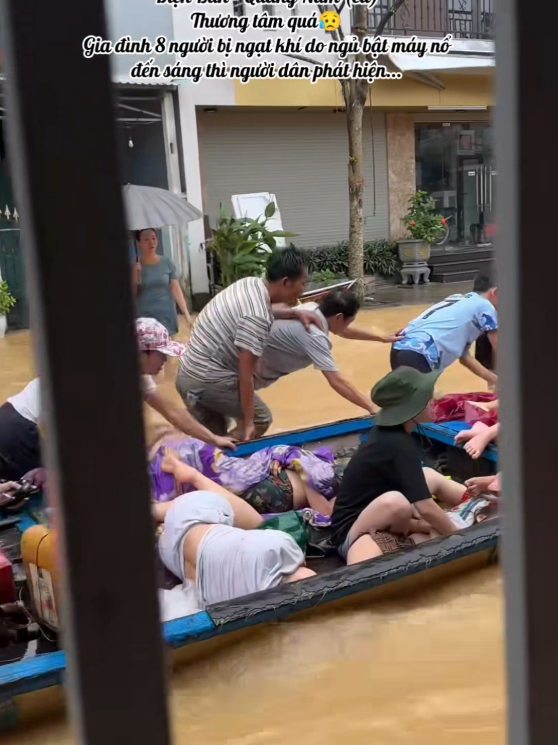 Mưa gió lũ lụt đã khổ rồi lại gặp cảnh này thật xót xa. Nam Mô A Di Đà Phật 🙏🙏🙏 #lũlụt #lulutmientrung #mientrung #quangnam 