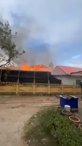 ระทึกเพลิงไหม้วัดบ้านขี้เหล็ก ร้อยเอ็ด !!! เมื่อเวลาประมาณ 15:36 น.วันที่ 28 ต.ค.68 ได้เกิดเพลิงไหม้ภายในบริเวณวัดบ้านขี้เหล็ก (วัดสีทอง) ซึ่งตั้งอยู่ในตำบลขี้เหล็ก อำเภอปทุมรัตต์ จังหวัดร้อยเอ็ด หลังเกิดเหตุหน่วยงานที่เกี่ยวข้องได้เร่งรัดเข้าพื้นที่เพื่อระงับเหตุการณ์ทันที โดยมีการระดมรถดับเพลิงและกำลังเจ้าหน้าที่จากหลายหน่วยงาน ได้แก่ หน่วยกู้ภัยศรัทธากตัญญู ปทุมรัตต์, ดับเพลิงจาก อบต.ขี้เหล็ก, เทศบาลตำบลโนนสวรรค์, อบต.โพนสูง, อบต.น้ำอ้อม และ อบต.เกษตรวิสัย เจ้าหน้าที่ทุกฝ่ายได้ร่วมกันระดมฉีดน้ำเพื่อควบคุมเพลิงอย่างเต็มที่ ท่ามกลางความระทึกของเหตุการณ์ ล่าสุดสามารถควบคุมเพลิงไว้ได้ในวงจำกัดเรียบร้อยแล้ว ขณะนี้อยู่ระหว่างการตรวจสอบรายละเอียดเพื่อหาสาเหตุของการเกิดเพลิงไหม้ และประเมินความเสียหายที่เกิดขึ้นภายในวัดต่อไป. #ข่าววันนี้ #ข่าวtiktok #ขึ้นฟีดเถอะ 