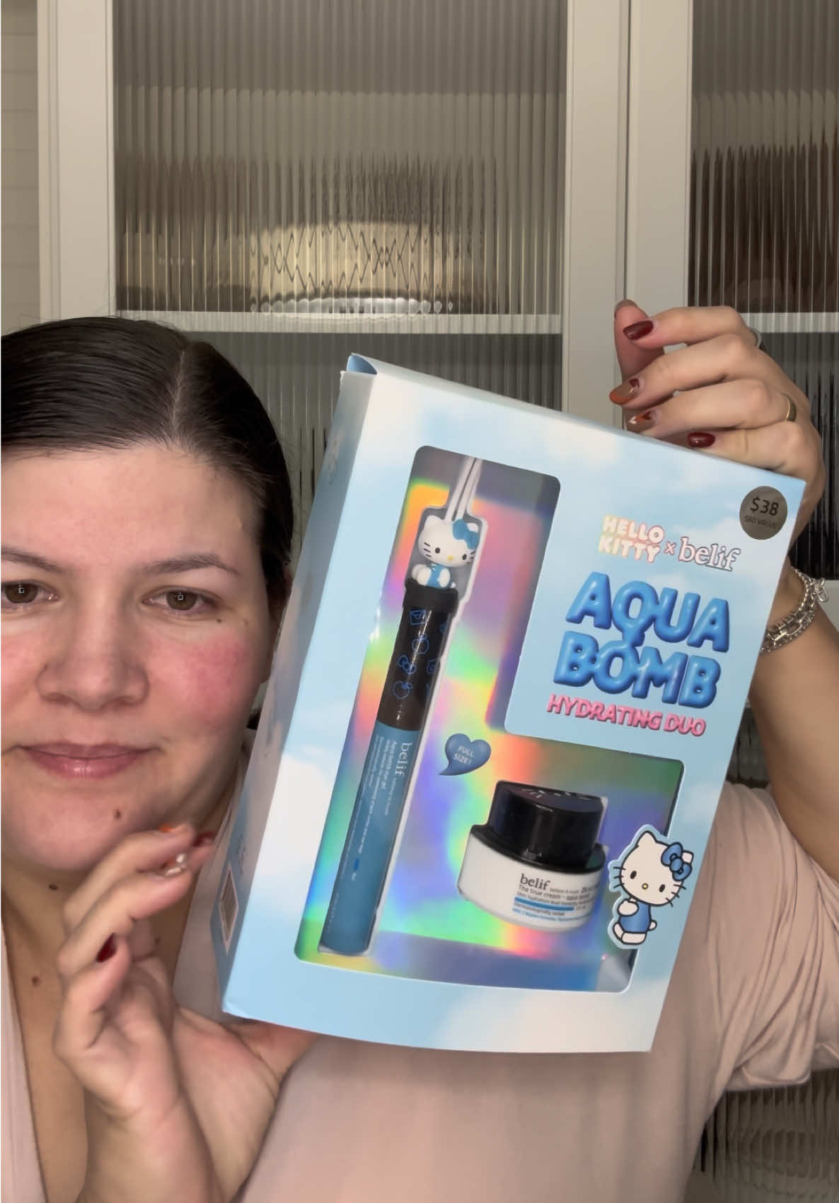 Skincare super cute!!! 🥰  @belif @hellokitty @sephora #belif #hellokitty #belifgiftedme  No olvides que solo toma unos minutos cuidar tu piel, ella te lo agradecerá en el futuro 😇❤️ Productos: The Aqua Bomb Eye Gel + Jelly moisturizer 🩵 Formulas icónicas coreanas para el cuidado de la piel con ácido hialurónico y niacinamida para una piel hidratada, tersa y con volumen 💙 #asmrsounds #asmrskincare 