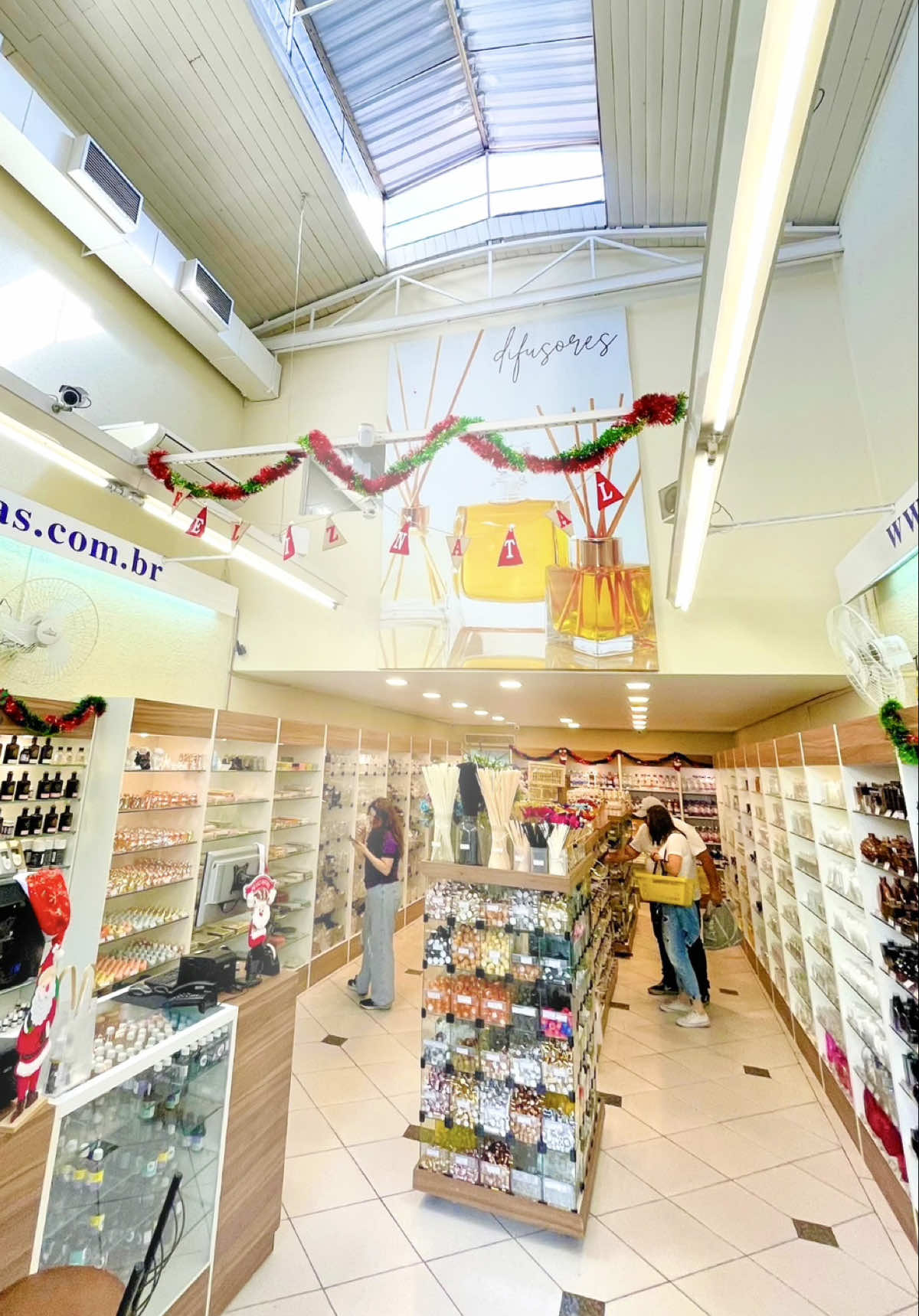 A REFORMA DA NOSSA LOJA FICOU MARAVILHOSA!!! 🥹💜 Em breve vamos postar um vídeo mais detalhadinho, mas só nesse tour rápido já dá pra ver que a nossa unidade do centro de Santo André, que é a mais antiga, ficou ainda mais linda, né? 🤩💫 Essa semana é o momento perfeito pra você que ainda não conhece vir nos visitar! Estamos com descontos e ações valendo brindes até está sábado (01/11) em comemoração à nossa reinauguração! VEM APROVEITAR!!! 🥳 📍 Rua Dr. Albuquerque Lins, 104 - Centro, Santo André 👇 Quem a gente vai encontrar por aqui? 👀💜 #imperiodasessencias #reinauguracao #santoandre #lojafisica #festanaimperio