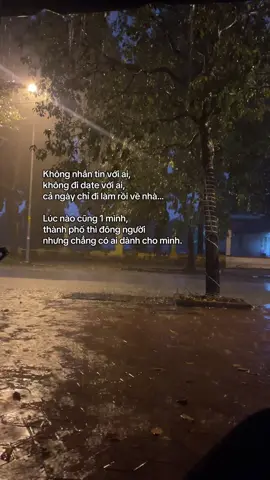 Có những ngày chẳng nhắn tin với ai, cũng chẳng còn ai để kể chuyện hôm nay. Đi làm, về nhà, ăn qua loa rồi lại đi ngủ… Một vòng lặp tưởng chừng bình thường, nhưng thật ra trống trải đến lạ. Thành phố thì đông, người thì nhiều, nhưng chẳng ai thật sự thuộc về mình. Thỉnh thoảng nhìn ra ngoài cửa sổ, thấy mưa rơi mà chỉ muốn có ai đó bên cạnh, để nói rằng: “Hôm nay cậu ổn không?” Cô đơn không phải vì không ai thương, mà vì chẳng có ai thật sự muốn hiểu. Chỉ mong một ngày nào đó, giữa dòng người vội vã, vẫn có ai đó dừng lại… vì thấy mình cô đơn quá. 🌧️ #tamtrang #nhactamtrang #suyymottchut  #tamtrangbuon 