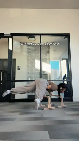 watch as my holds get better 🤞🏼 a skill I never practice solely, I finally spent the morning trying to understand it 🙂‍↕️ #onearmelbowlever #elbowlever #calisthenics #calisthenicsworkout #calisthenicstraining 