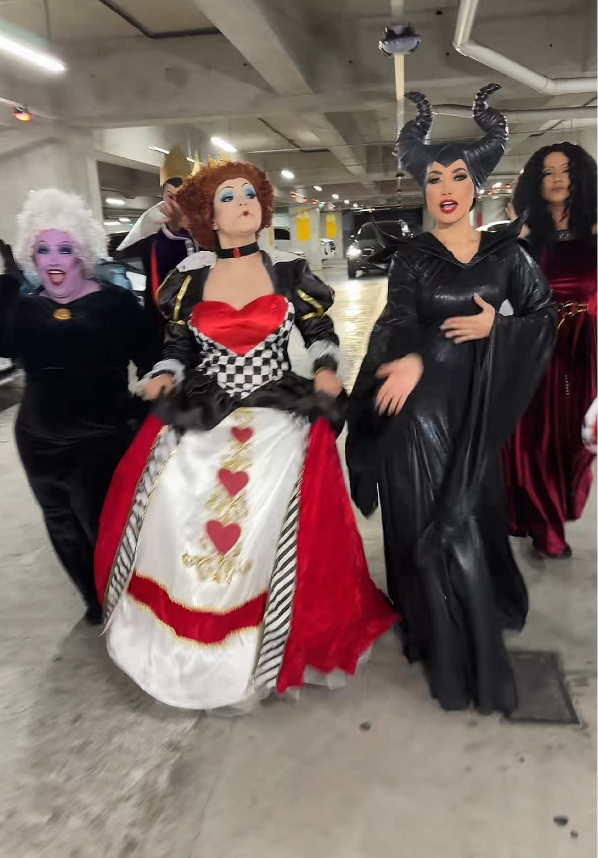 Las Villanas están a punto de entrar a La Casa para empezar el show. ¿Quién es su favorita? ✨👑 @Mishy_Asturias @Sandy Mendez @michifavianagr @DAMARIS VIDES @wendy García 