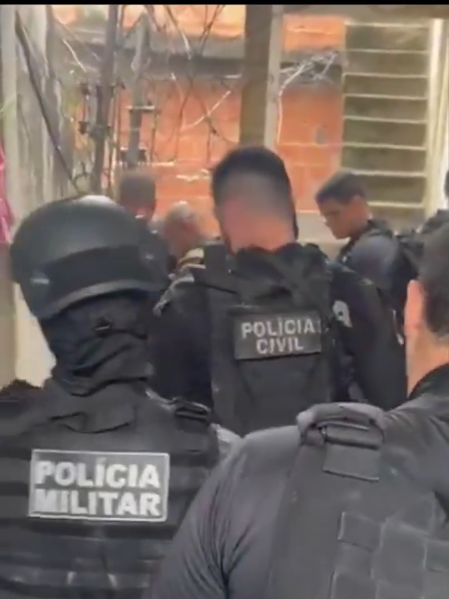 Megaoperação no Rio de Janeiro Nesta terça-feira, foi deflagrada a operação “Contenção”, mobilizando cerca de 2.500 policiais civis e militares nos complexos do Alemão e da Penha, zona norte da cidade do Rio de Janeiro. O objetivo: capturar lideranças de facções criminosas, frear a expansão territorial e restabelecer a ordem nas mais de 26 comunidades envolvidas. Até o momento, foram 23 traficantes presos e pelo menos 4 mortos nessa ação coordenada. Fontes também indicam que o saldo pode ser maior: relatos apontam que 19 pessoas morreram (18 criminosos e 1 policial) durante confrontos violentos nas operações. A operação fechou ruas, alterou rotas de ônibus, provocou interrupção de serviços e gerou sensação de “zona de guerra” nas comunidades.Essa escalada preocupa moradores: a violência se intensificou e questiona-se se este tipo de operação traz segurança sustentável ou apenas reativa pressão sobre as facções. E você, o que acha? • Você acredita que operações como essa — com grande mobilização policial — são a melhor solução para crise da segurança na cidade?Ou acha que é preciso outro caminho, como foco em prevenção, educação, infraestrutura nas comunidades?Deixe sua opinião nos comentários: “Operação ou prevenção: qual você apoia?” E compartilhe pra que mais pessoas fiquem por dentro do que está acontecendo. #noticiasdehoje #riodejaneiro #atualizanews#viral #fiquesabendo 