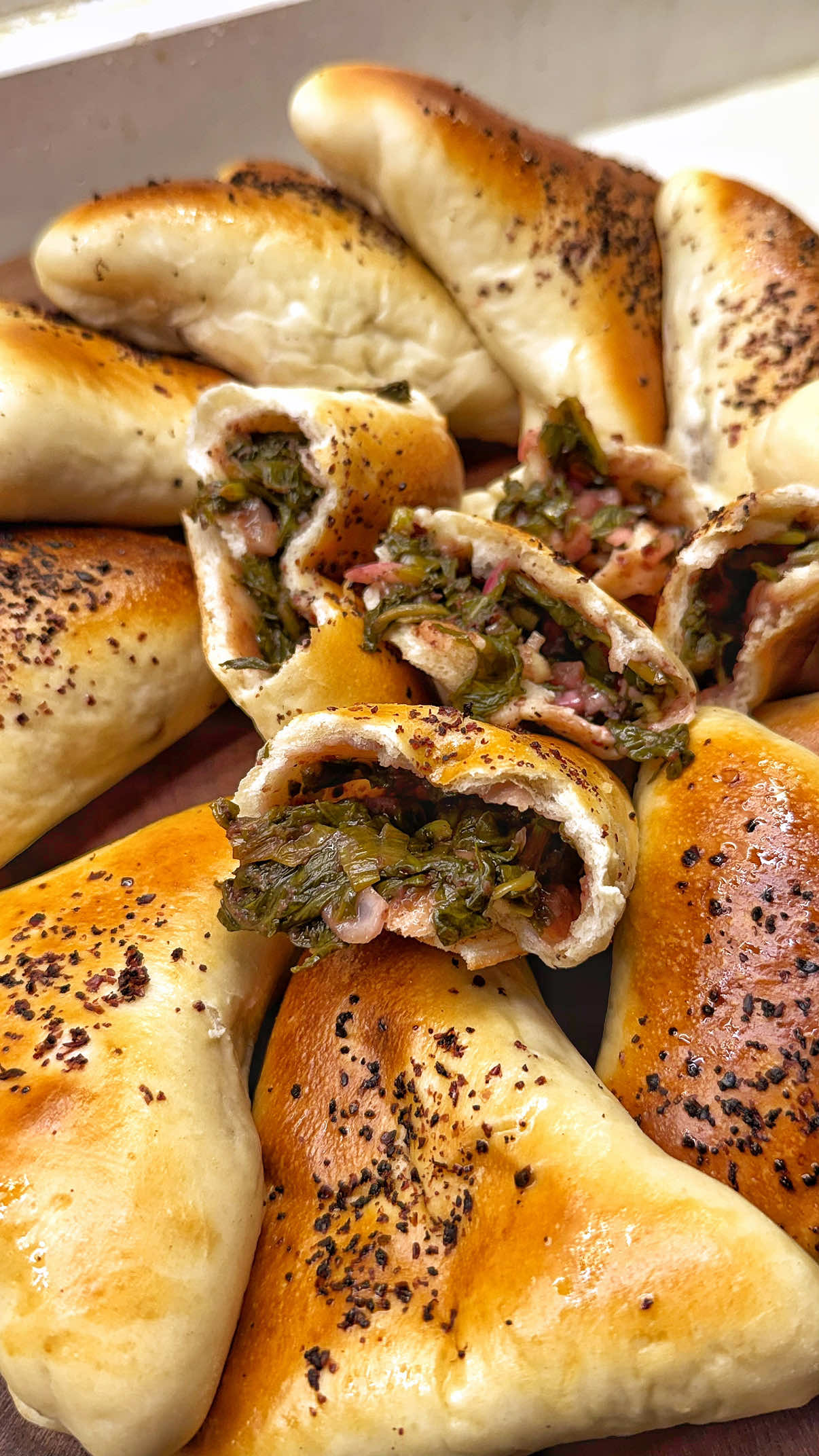 انا كنت مش بحب اي حاجة فيها سبانخ طول عمري و لما كبرت بقيت احب اي حاجة فيها سبانخ سبحان ما غير الاحوال😅 و بالنسبه للفطاير انا بجد ممكن افطر و اتغدى و اتعشى بيها من كتر ما انا بحبها اوي اوي اوي♥️ و جدي حبيبي الله يرحمه كان بيعشق فطاير السبانخ و كل مره اعملها لازم افتكره♥️ فطاير سبانخ العجينة * ٤ كوب/ ٥٠٠جم دقيق * ٢ م ك حليب بودر * ١ م ص ملح * ١ م ك سكر * ١ ١/٢ م ص خميرة * ٢ م ك زبادي، درجة حرارة الغرفة * ١/٤ كوب زيت زيتون * ١ - ١ ١/٤ كوب مياه دافية - في بوله نضيف السكر و الخميرة و١/٢ كوب المياه و نخلط ونغطي و نخليها تتخمر ١٠ دقايق. في بوله تانيه نخلط الدقيق و حليب البودر و الملح. ننزل الزبادي على الخميره و نخلط بعدين ننزل الدقيق. نخلط كله لحد ما العجينة تبدأ تلم و نزود مياه بالتدريج لحد ما العجينة كلها تتماسك (ممكن مانستخدمش المياه كلها) بعدين نضيف الزيت و نعجن لمدة ١٠ دقايق و نكورها و ندهن الوعاء بزيت و نحط العجينة و نغطيها و نخليها تتخمر ساعة. حشو السبانخ * ٢ كيلو سبانخ، مغسول و متقطف و متقطع  * ٢ عود بصل اخضر، مفروم * ١ بصل احمر صغير، مفروم * ٢ م ك سماق * ١ م ك دبس رمان * ٢ م ك عصير ليمون * ٣ م ك زيت زيتون * ملح و فلفل حسب الرغبه - نرش على السبانخ شوية ملح و نفركها شوية و نخليها ١٥ دقيقة تنزل مايتها بعدين نعصرها كويس جدااا بعدين نضيف باقي المكونات على السبانخ. - نسخن الفرن على اعلى حرارة و نحط صاجة خبز تسخن في الفرن على الرف الاخير لمدة ٣٠ دقيقة على الاقل. - نفرغ الهوا من العجينة و نقسمها ١٠-١٢ قطعة و نكورها و نريحها ١٠ دقايق بعدين نفردها و نحشيها سبانخ و نقفلها نفس الفيديو. ننقلها على صينية سهلة النقل و عليها ورقة زبدة لتسهيل نقل الفطاير على الصاجة السخنة. ندهنها بالبيض و نرش شوية سماق و ندخلها الفرن ٨-١٠ دقايق. نطلعها و ندهنها بزيت زيتون و الف هنا♥️ #فطاير #سبانخ #معجنات #fyp #fyppppppppppppppppppppppp 