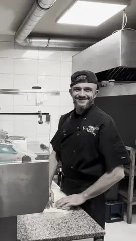 Wsparcie kolegów z pracy 🫶— bezcenne 🍕 Kiedy jeden ma dość, a drugi ma to gdzieś 🤣 #pizzeria #pracawgastronomii #gastronomia #kuchniapizzerii #humorwpracy 