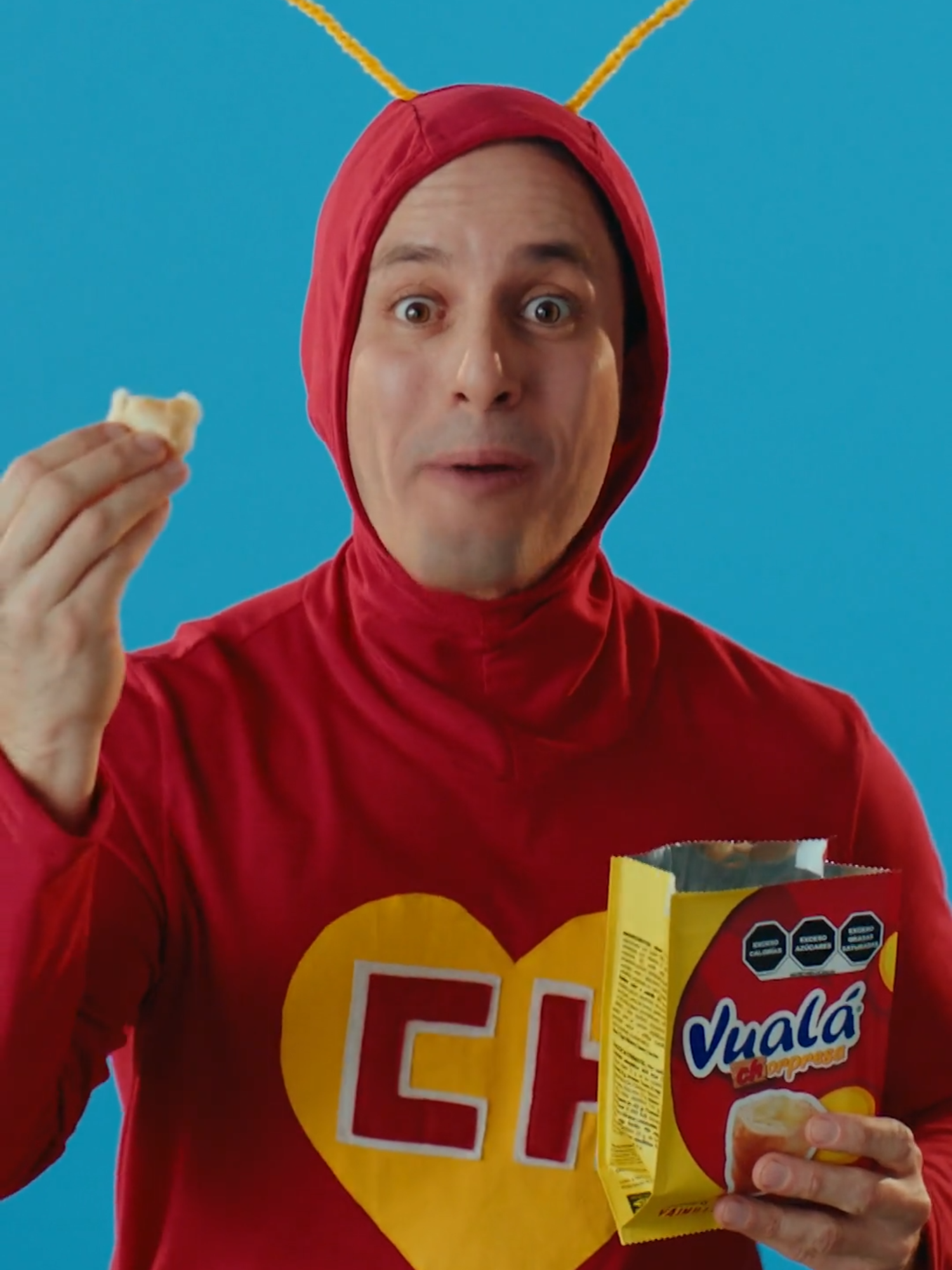 Vuelve a la vecindad del Chavo con la colección número uno de la televisión humorística. 👆📺🥐 Encuentra a tus personajes favoritos en Vualá CHorpresa, ya disponible en tu tiendita más cercana. Porque eso, eso, eso es Muy de @vualamexico 👀