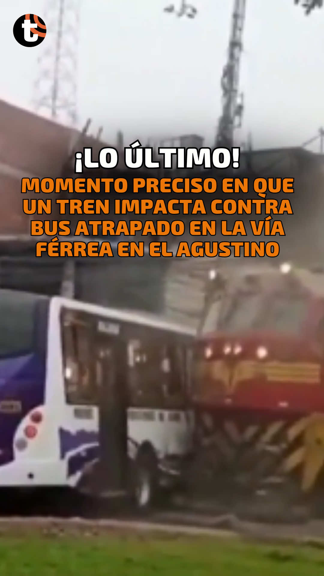 LO ÚLTIMO 🚨 | Un tren impactó contra un bus en El Agustino. El vehículo de transporte público quedó varado en la vía férrea y un auto también terminó afectado. #ElAgustino #Accidente #Tren #trome 