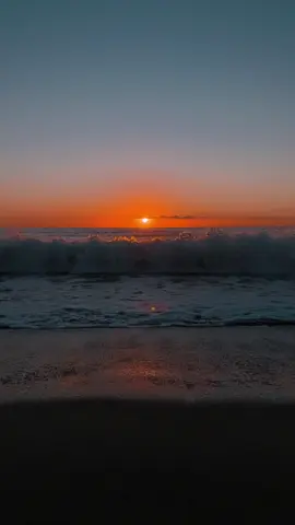 28 october 2025 ~ 07h10 AM ☀️ 🌊 #sunrise #beach #sud #France 🇫🇷