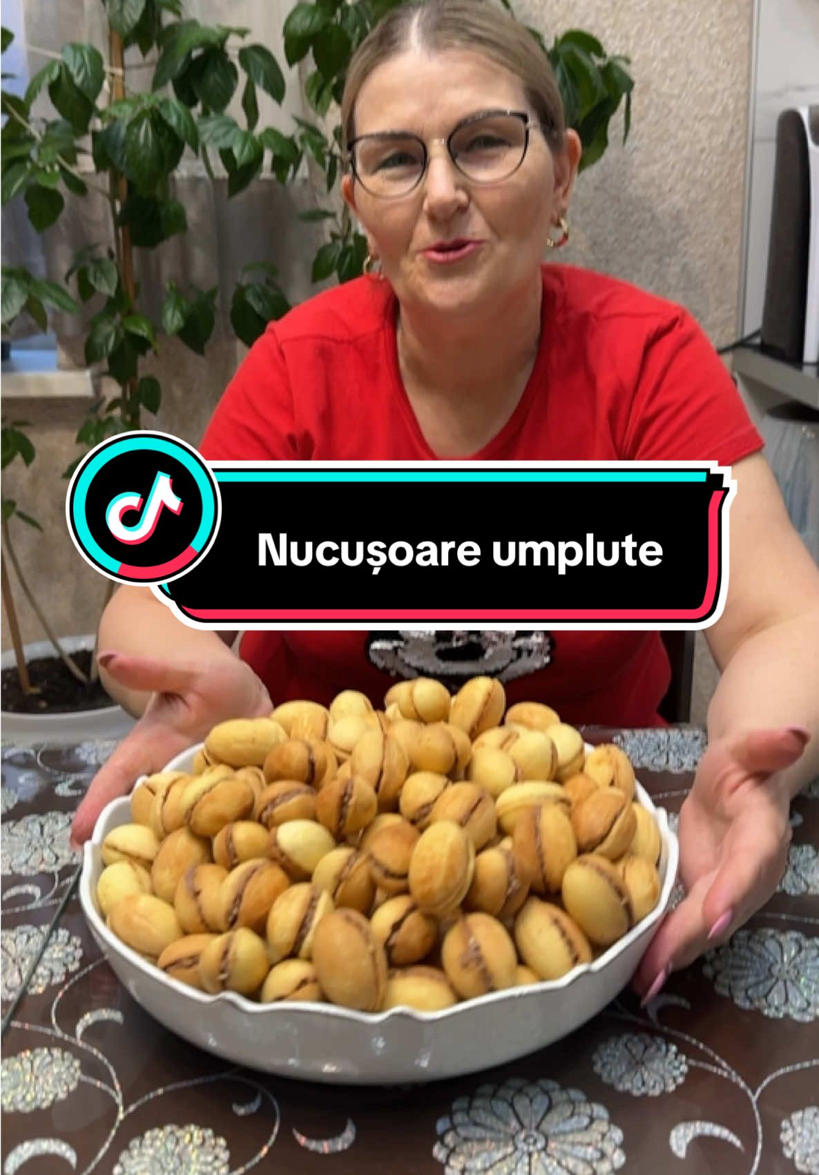 3 ouă  100 gr de zahăr  Esență de vanilie  200 gr de untură sau unt 400 gr de făină  15 gr de praf de copt  2 cutii de lapte condensat fiert