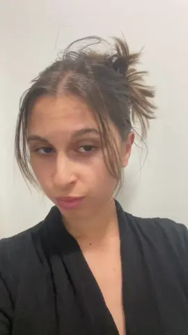 Si tu te lances dans un projet cheveux long les deux produits de la marque Apie Hair sont pour toi 💛 Enrichis en huile de ricin fortifiante, en menthe poivrée tonifiante et en extrait de romarin stimulant, le spray et l’élixir Apie’Hair réveillent la pousse et laissent les cheveux plus forts, plus denses et pleins de vitalité🩷*produits offerts , merci à @Apie Hair 