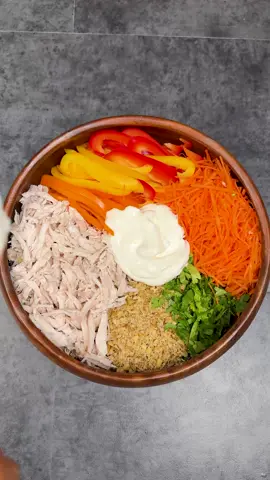 Грузинский салат Гурия Отварное Куриное филе 500 гр Болгарский перец трех цветов 300 гр Морковь 2 шт Грецкие орехи 150 гр Кинза Сметана 200гр Соль Перец Хмели сунели