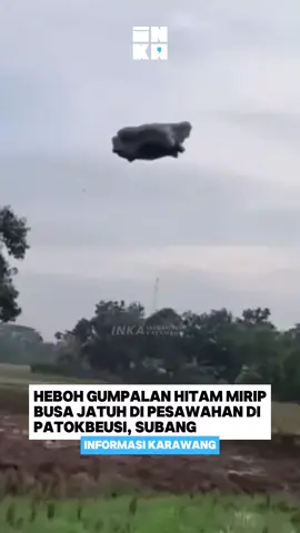 Warga Kecamatan Patokbeusi, Kabupaten Subang, digegerkan dengan kemunculan busa berwarna hitam yang beterbangan menyerupai awan dan memasuki area permukiman. Rekaman video kejadian itu kini viral di media sosial. Dalam video berdurasi beberapa detik itu, terlihat busa hitam pekat terbawa angin hingga menyelimuti jalan dan rumah warga. Sejumlah warga terdengar menyebut busa tersebut sebagai limbah dengan bau menyengat yang diduga berasal dari aktivitas industri di sekitar wilayah itu. Menanggapi hal tersebut, Kepala Dinas Lingkungan Hidup (DLH) Jabar, Ai Saadiyah Dwidaningsih mengaku, pihaknya belum menerima laporan resmi terkait kejadian itu. Namun, DLH Jabar segera menelusuri kasus tersebut untuk memastikan sumber dan kandungan busa misterius itu. “Kami tindaklanjuti,” ujar Ai, Selasa 28 Oktober 2025. Ai menjelaskan, secara prinsip busa limbah dalam jumlah besar bisa saja terbang bila tertiup angin kencang karena memiliki massa jenis yang ringan. “Bisa jadi kemungkinan ketika busa ditimbulkan ada angin bertiup yang cukup kuat sehingga bisa menerbangkan busa,” katanya. Ia menegaskan, apabila hasil penelusuran membuktikan busa tersebut berasal dari aktivitas industri, maka pemerintah akan menjatuhkan sanksi tegas sesuai ketentuan Permen LH Nomor 14 Tahun 2024. “Sanksi pastinya dapat diterapkan sesuai ketentuan Permen LH 14/2024, bisa berupa sanksi paksaan pemerintah maupun denda administratif,” ucapnya. Kepada warga sekitar, Ai mengimbau agar tidak menyentuh busa hitam itu sebelum ada hasil uji laboratorium. Ia khawatir zat tersebut dapat berdampak pada kulit atau sistem pernapasan. “Perlu dicek dan dibuktikan apakah betul mengandung bahaya/B3, perlu uji Lab untuk membuktikannya,” tandasnya.